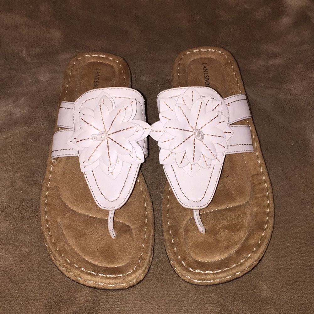 NWOT Landsboro Sz 9M Wht/blk thong sandals